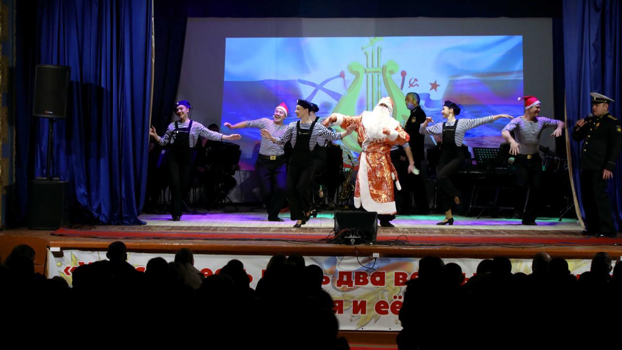 Ансамбль песни и пляски Северного флота выступил с праздничной программой в поселке Сафоново